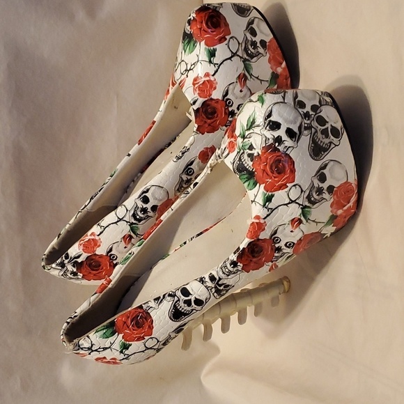 Show Story Skull and Roses Print Bone Platform Stiletto's SZ 36 - Picture 2 of 8
